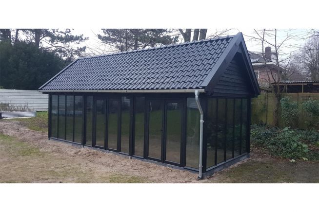 Buitenverblijf Zadeldak XL 926x440x425 cm - Aerdenhout