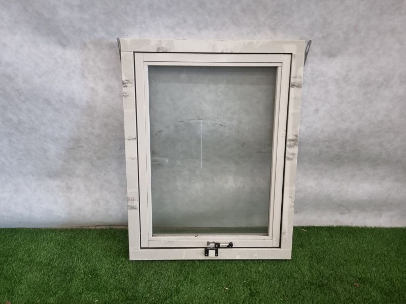 Uitzetraam met sluiting en slot – dubbel glas (104 x 135 cm) - SALE25114 Uitzetraam met sluiting en slot – dubbel glas (104 x 135 cm) - SALE25114