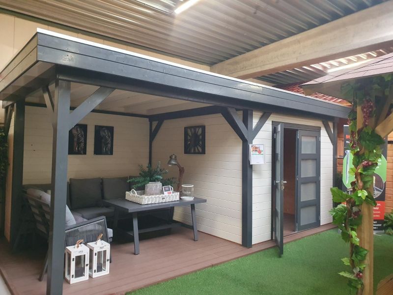 Blokhut Bosuil 600x300 cm - extern gespoten - incl. hardhouten onderbalk, aluminium daktrim, extra wand van 1 meter + paal en vlonder - excl. dakbedekking - Showmodel Wommelgem