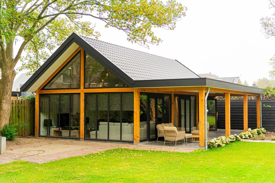 Buitenverblijf Zadeldak XXL 1145x700 cm + veranda 350 cm - Oud-Beijerland Buitenverblijf Zadeldak XXL 1145x700 cm + veranda 350 cm - Oud-Beijerland