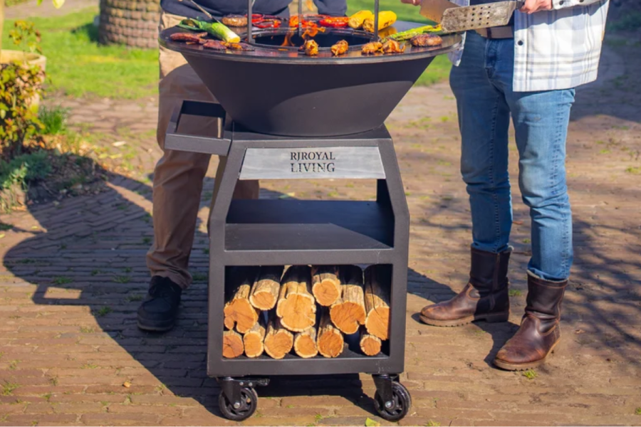 RJRoyal Living BBQ Plancha Grill Maestro XXL Ø80cm Blackline - Met pook en houtopslag RJRoyal Living BBQ Plancha Grill Maestro XXL Ø80cm Blackline - Met pook en houtopslag