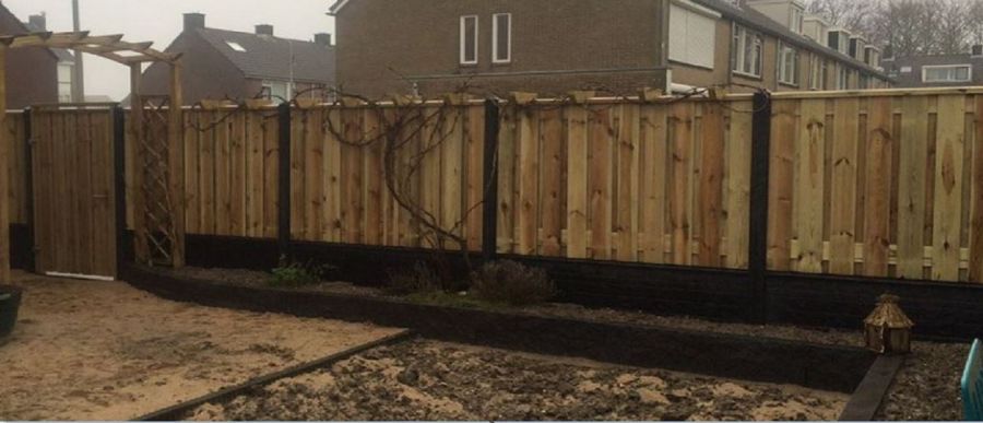 Grenen schutting met betonpalen Grenen schutting met betonpalen