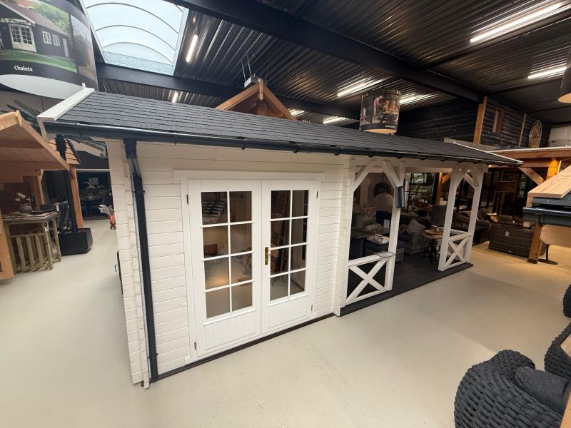 Interflex 6732 Blokhut 667x320 cm 40 mm vuren compleet wit gecoat incl. zwarte dakshingles, composiet funderingsbalken, antraciet vlonder en gootset - Showmodel Numansdorp Interflex 6732 Blokhut 667x320 cm 40 mm vuren compleet wit gecoat incl. zwarte dakshingles, composiet funderingsbalken, antraciet vlonder en gootset - Showmodel Numansdorp