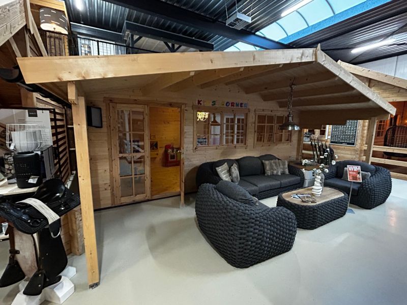 Tuindeco Piet blokhut 595x300 cm + luifel 200 cm - inclusief zwarte dakshingles, dakgoot, binnenvloer en composiet funderingsbalken - Showmodel Numansdorp