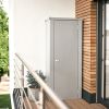 Julia M High kast op balkon