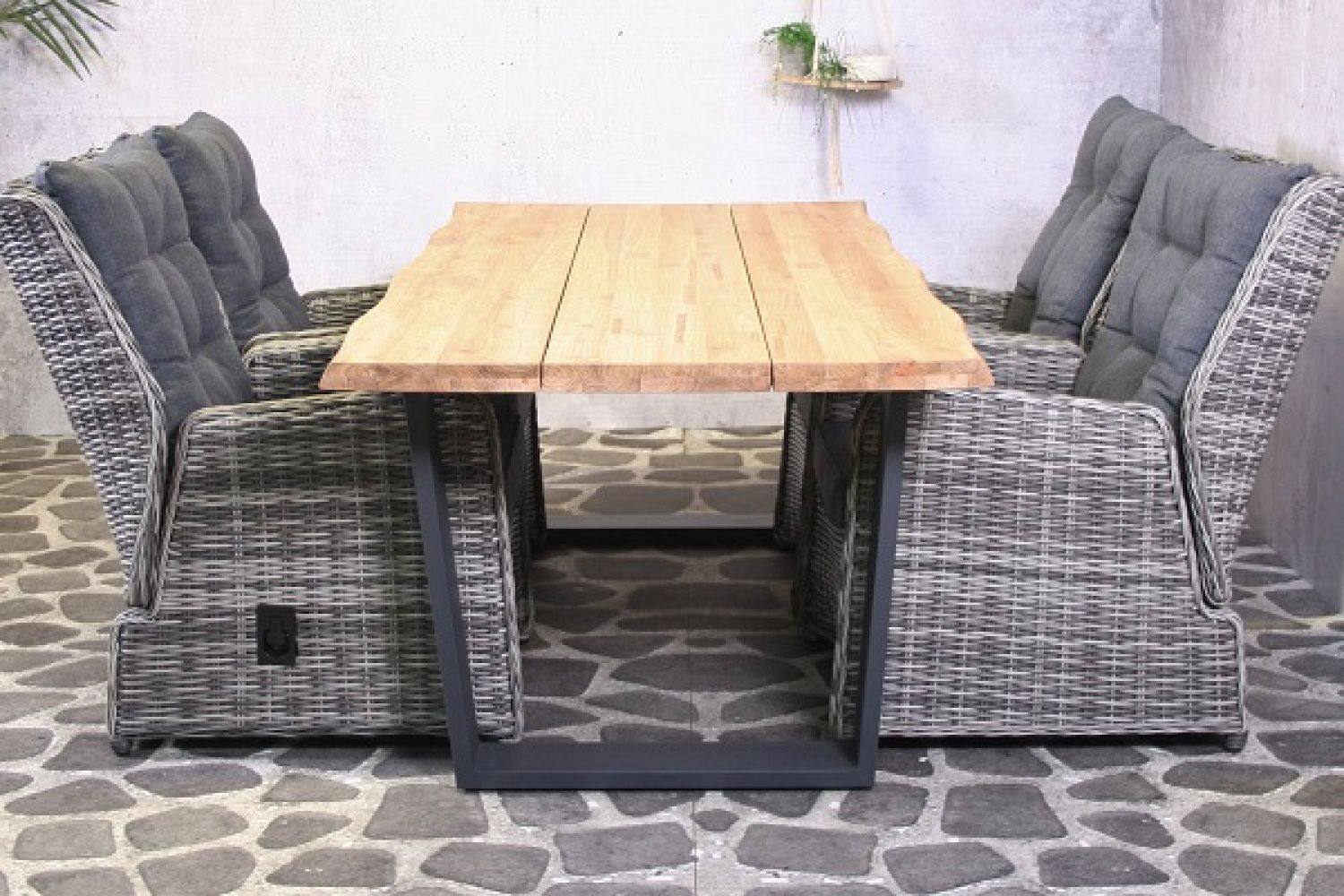 Tuinset teak tafel en wicker stoelen