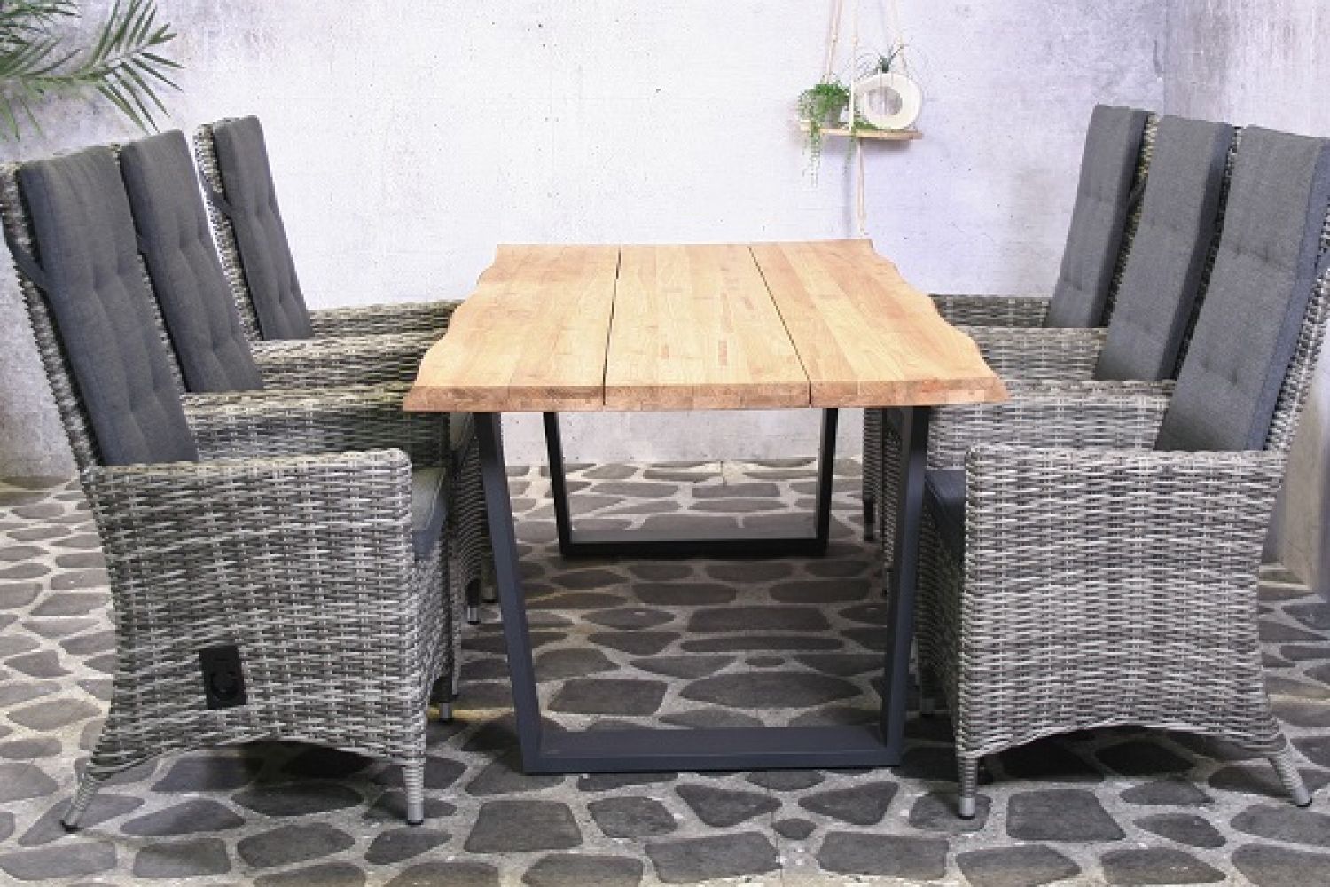 Tuinset Ferro met teak tafel en wicker stoelen