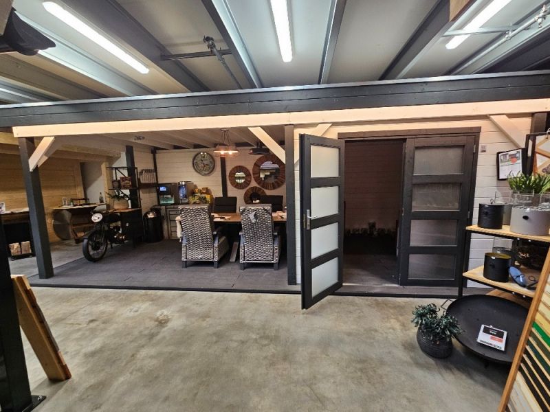 Blokhut Bosuil 300x300 cm + luifel 400 cm - antraciet en wit gecoat - incl. EPDM, aluminium daktrim en antraciet vlonder - Showmodel Hoofddorp