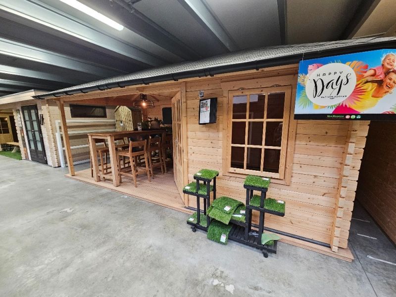 Tuindeco Jannie hoekblokhut 300x300 cm + zijluifel 275 cm - vuren blank incl. zwarte dakshingles (excl. achterzijde) antraciet goot (driezijdig) en composiet funderingsbalken, excl. vlonder - Showmodel Hoofddorp