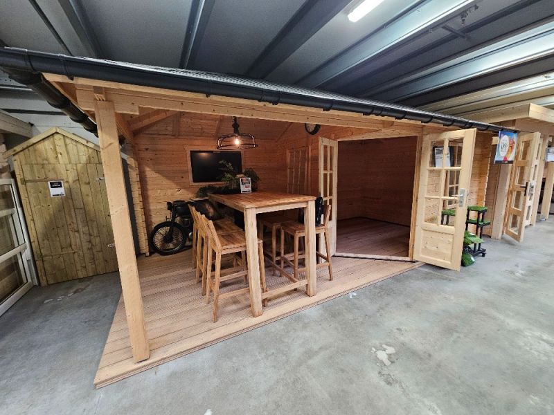 Tuindeco Jannie hoekblokhut 300x300 cm + zijluifel 275 cm - vuren blank incl. zwarte dakshingles (excl. achterzijde) antraciet goot (driezijdig) en composiet funderingsbalken, excl. vlonder - Showmodel Hoofddorp