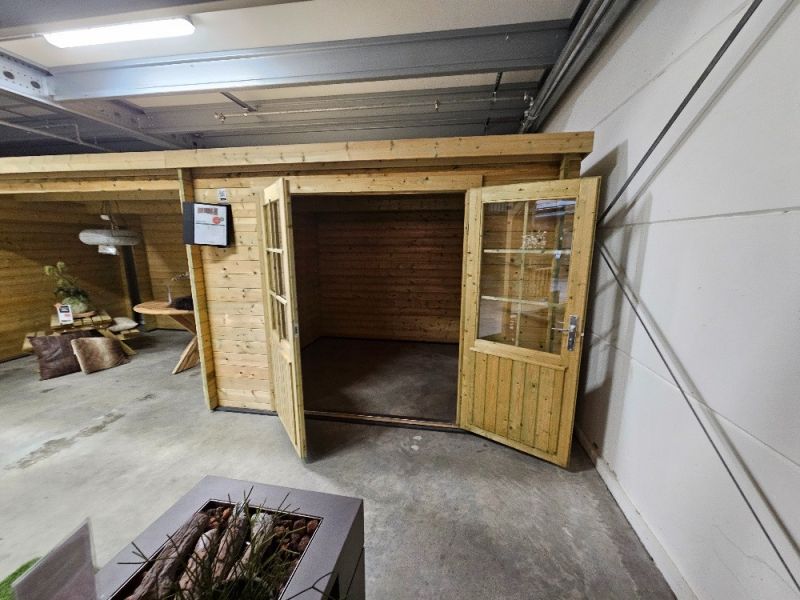 Tuindeco Freddy blokhut 300x250 cm + luifel 298 cm - groen geïmpregneerd - inclusief composiet funderingsbalken, exclusief dakbedekking - Showmodel