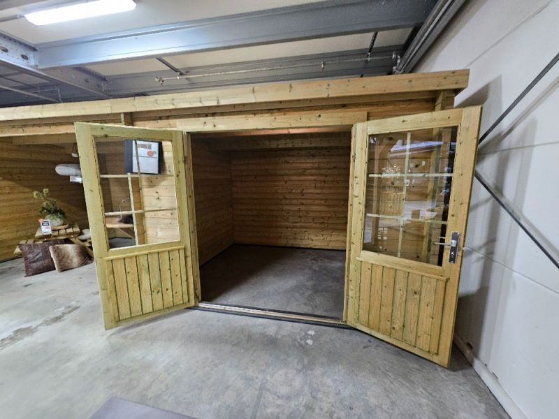 Tuindeco Freddy blokhut 300x250 cm + luifel 298 cm - groen geïmpregneerd - inclusief composiet funderingsbalken, exclusief dakbedekking - Showmodel