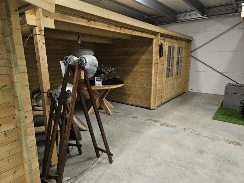 Tuindeco Freddy blokhut 300x250 cm + luifel 298 cm - groen geïmpregneerd - inclusief composiet funderingsbalken, exclusief dakbedekking - Showmodel