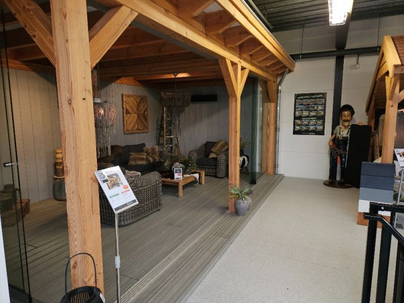 Douglasvision Overkapping Prestige 600x350 cm met glasschuifwand aan voor- en linkerzijde, achterwand en rechterwand enkelzijdig sponningplank grijs gecoat, dakplanken wit gecoat - incl. zinken afvoerbuis en composiet vlonder - Showmodel