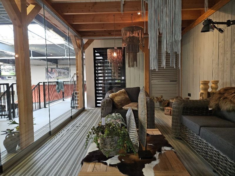 Douglasvision Overkapping Prestige 600x350 cm met glasschuifwand aan voor- en linkerzijde, achterwand en rechterwand enkelzijdig sponningplank grijs gecoat, dakplanken wit gecoat - incl. zinken afvoerbuis en composiet vlonder - Showmodel