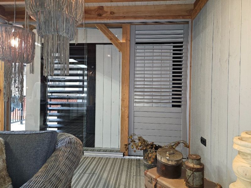 Douglasvision Overkapping Prestige 600x350 cm met glasschuifwand aan voor- en linkerzijde, achterwand en rechterwand enkelzijdig sponningplank grijs gecoat, dakplanken wit gecoat - incl. zinken afvoerbuis en composiet vlonder - Showmodel