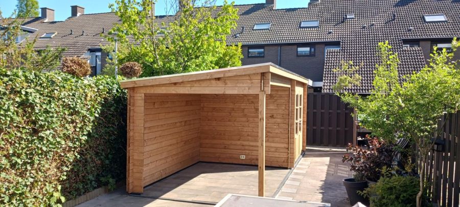 Tuindeco Freddy blokhut 300x250 cm + overkapping 298 cm 28 mm vuren bruin geïmpregneerd