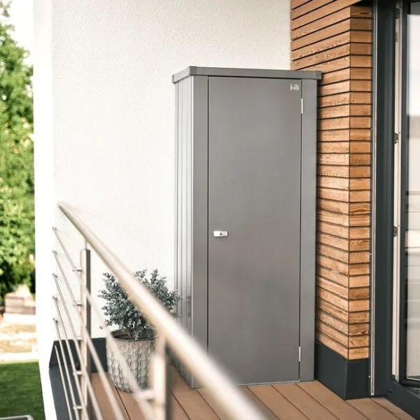 Julia L High terraskast kwartsgrijs op balkon