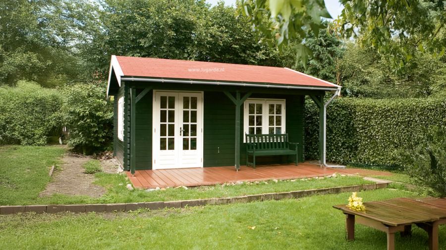 Lugarde blokhut B16 van 400x400 cm met zadeldak en dubbele deuren, vervaardigd uit 44 mm dik hout.