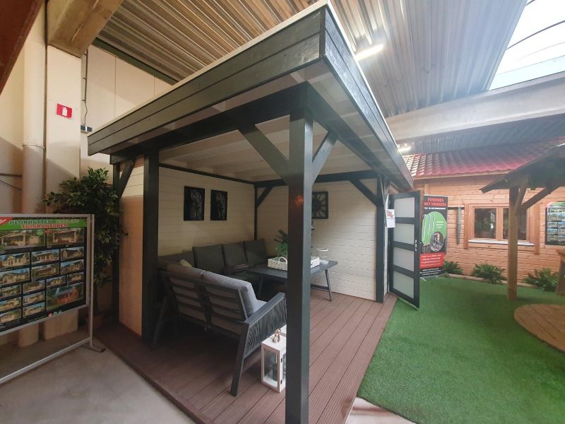 Blokhut Bosuil 600x300 cm - extern gespoten - incl. hardhouten onderbalk, aluminium daktrim, extra wand van 1 meter + paal en vlonder - excl. dakbedekking - Showmodel Wommelgem