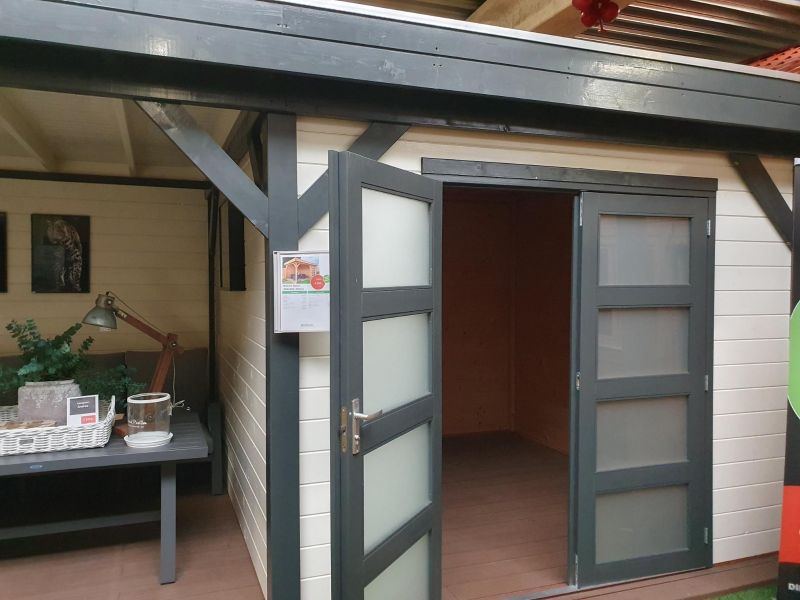 Blokhut Bosuil 600x300 cm - extern gespoten - incl. hardhouten onderbalk, aluminium daktrim, extra wand van 1 meter + paal en vlonder - excl. dakbedekking - Showmodel Wommelgem