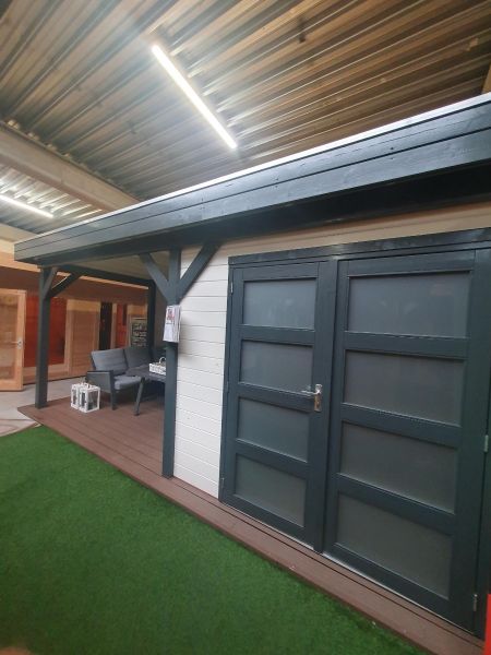 Blokhut Bosuil 600x300 cm - extern gespoten - incl. hardhouten onderbalk, aluminium daktrim, extra wand van 1 meter + paal en vlonder - excl. dakbedekking - Showmodel Wommelgem