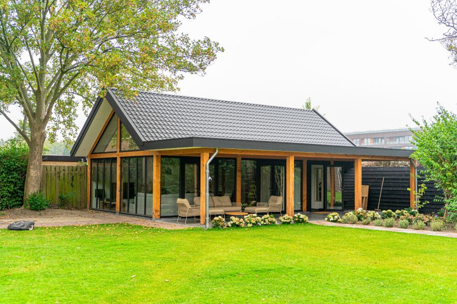 Buitenverblijf Zadeldak XXL 1145x700 cm + veranda 350 cm - Oud-Beijerland