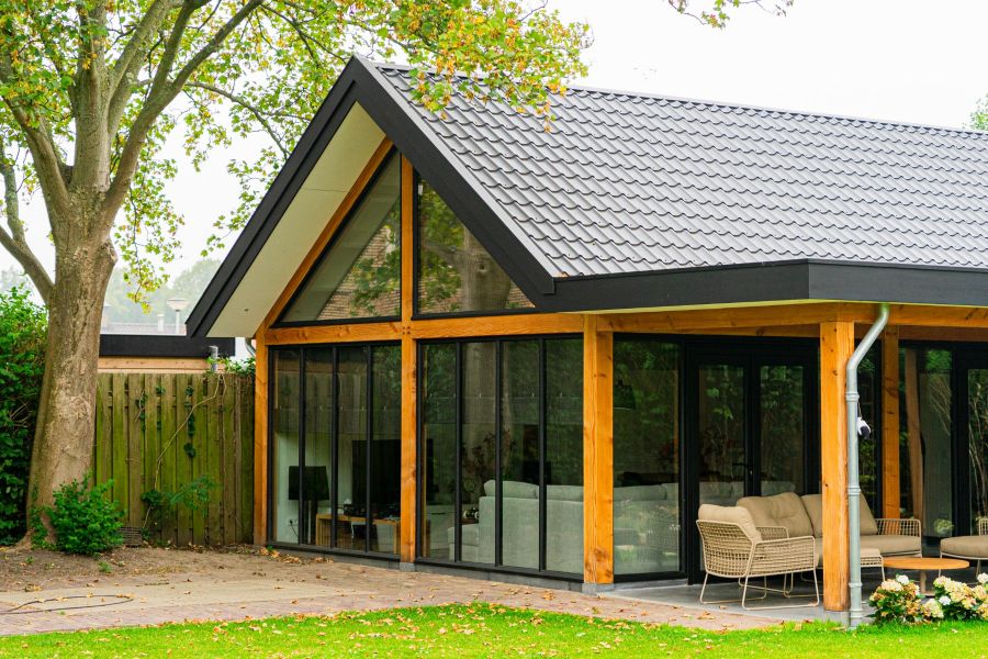 Buitenverblijf Zadeldak XXL 1145x700 cm + veranda 350 cm - Oud-Beijerland