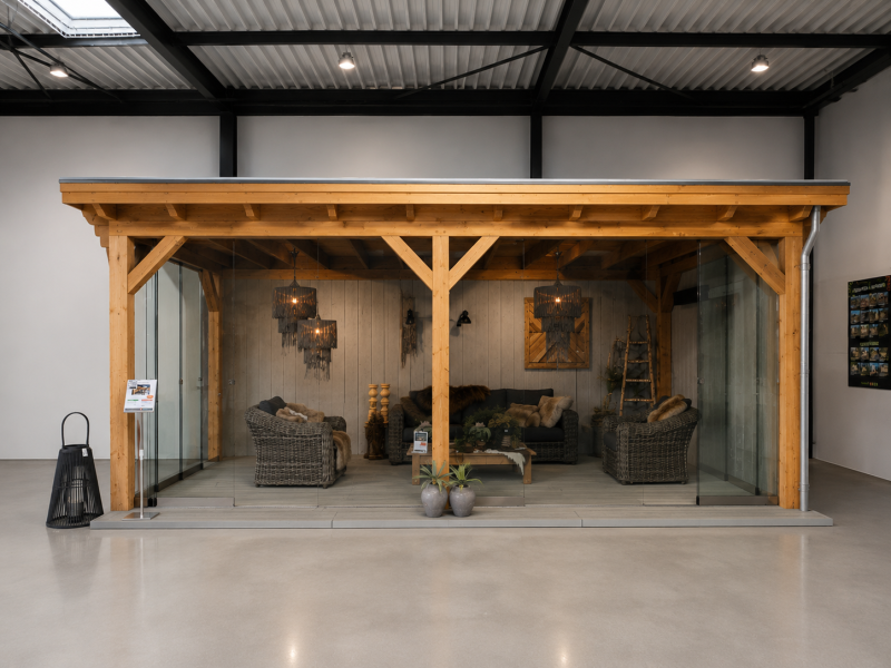 Douglasvision Overkapping Prestige 600x350 cm met glasschuifwand aan voor- en linkerzijde, achterwand en rechterwand enkelzijdig sponningplank grijs gecoat, dakplanken wit gecoat - incl. zinken afvoerbuis en composiet vlonder - Showmodel
