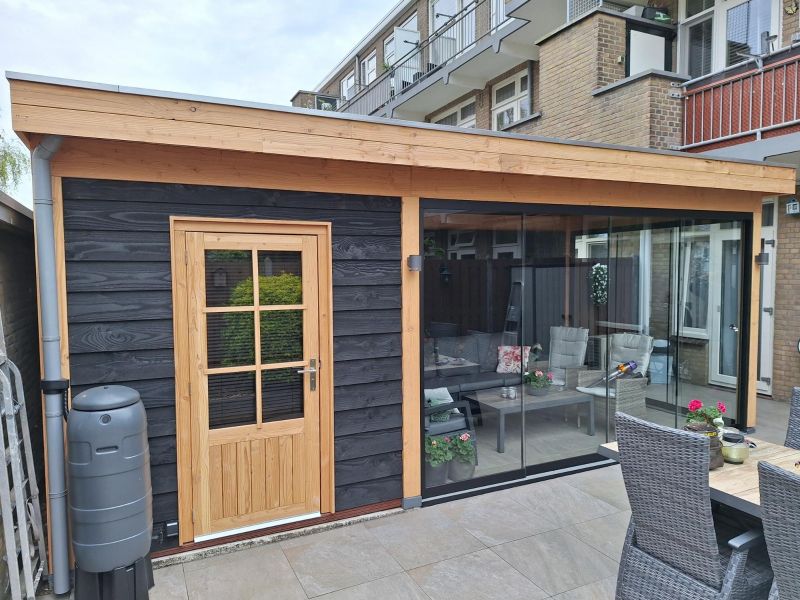 Blokhut Kampen 250x300 cm met overkapping 350x300 cm Douglas blank met vuren rabat wanden zwart (Incl. EPDM)