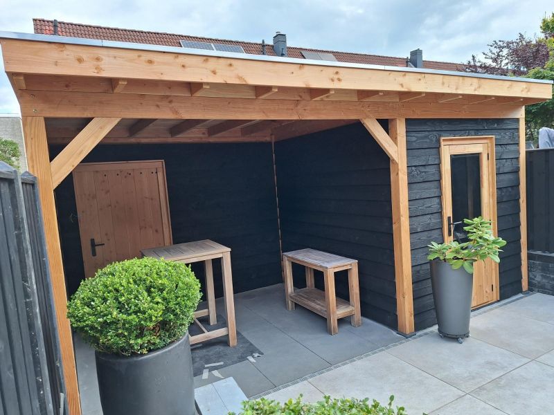 Blokhut Sittard 200x270 cm met overkapping 300x270 cm Douglas blank met vuren rabat wanden zwart (Incl. EPDM)