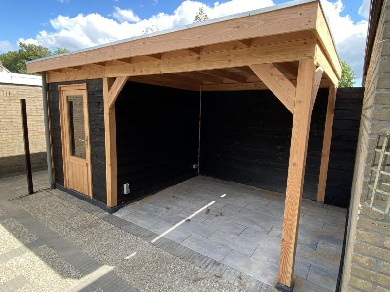 Blokhut Nootdorp 200x300 cm met overkapping 350x300 cm Douglas blank met vuren rabat wanden zwart (Incl. EPDM)