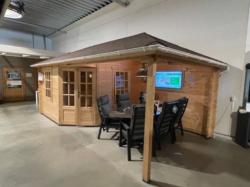 Tuindeco Jannie hoekblokhut 300x300 cm + zijluifel 275 cm - vuren blank incl. rode dakshingles (voorzijde), witte dakgoot en composiet funderingsbalken - excl. vlonder - Showmodel Amersfoort