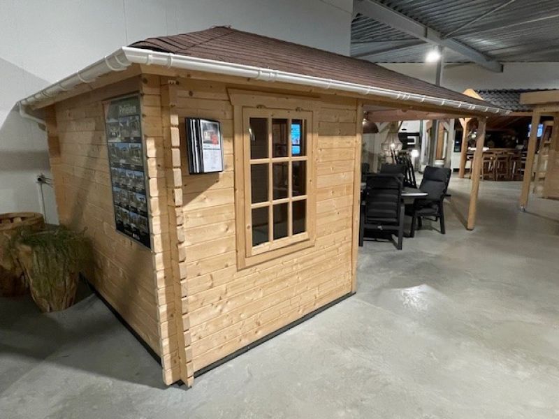 Tuindeco Jannie hoekblokhut 300x300 cm + zijluifel 275 cm - vuren blank incl. rode dakshingles (voorzijde), witte dakgoot en composiet funderingsbalken - excl. vlonder - Showmodel Amersfoort