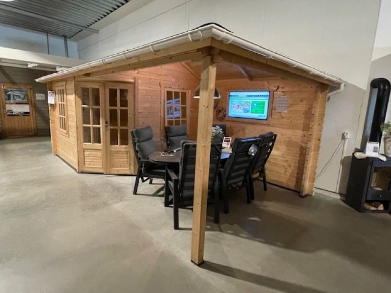 Tuindeco Jannie hoekblokhut 300x300 cm + zijluifel 275 cm - vuren blank incl. rode dakshingles (voorzijde), witte dakgoot en composiet funderingsbalken - excl. vlonder - Showmodel Amersfoort