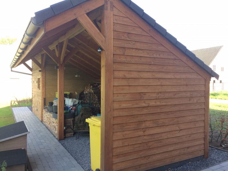 Lariks/Douglas kapschuur Boekelo met zwarte vurenhouten wanden - ongezaagd houtpakket 900x340 cm - Bouwpakket