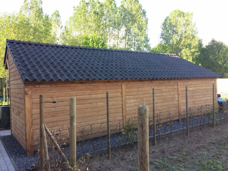 Lariks/Douglas kapschuur Boekelo met blanke Douglashouten wanden - ongezaagd houtpakket 900x340 cm Doe-het-zelf (DHZ)
