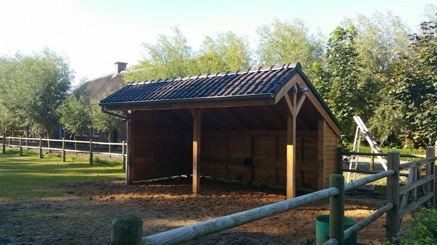 Lariks/Douglas kapschuur Goor 600x390 cm met zwarte wanden - Bouwpakket