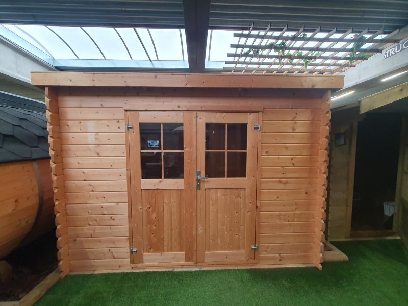 Blokhut met lessenaarsdak 300x250 cm - incl. geïmpregneerde funderingsbalken, dakleer en houten binnenvloer - Showmodel Wommelgem