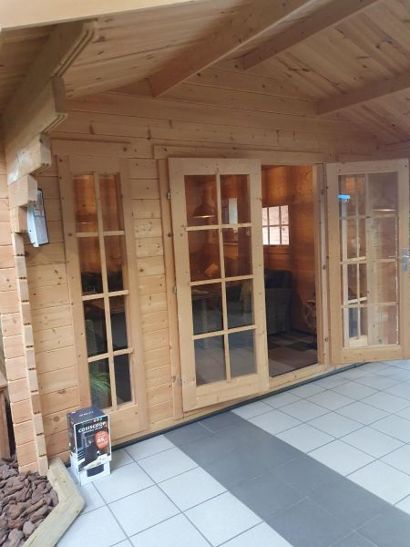 Tuindeco Sören blokhut 380x380 cm + luifel 150 cm - incl. composiet funderingsbalken en groene dakshingles - Showmodel Wommelgem