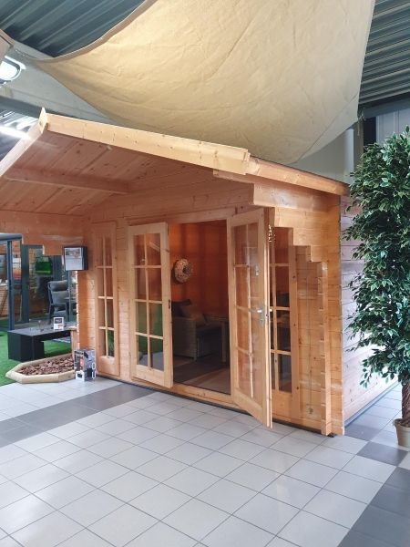 Tuindeco Sören blokhut 380x380 cm + luifel 150 cm - incl. composiet funderingsbalken en groene dakshingles - Showmodel Wommelgem