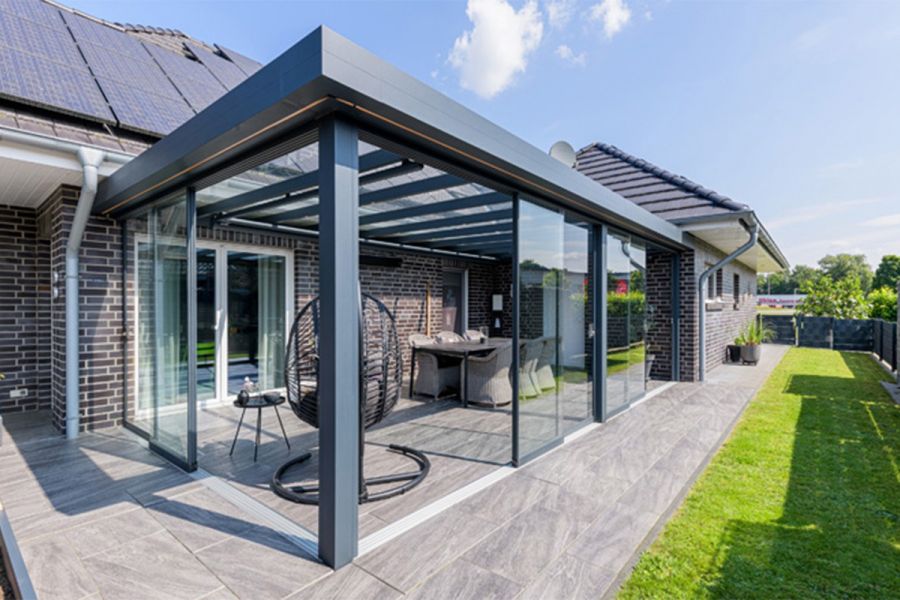 Verasol Linea aluminium veranda 700 cm op 3 staanders met Optisch vlak glasdak