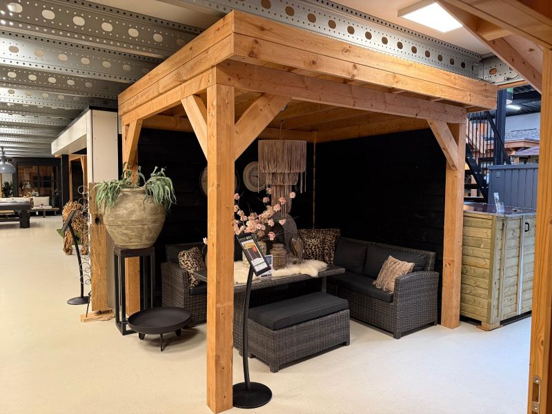 Overkapping 300x250 cm vuren Red Class Wood geïmpegneerd met gepotdekselde wanden - excl. dakbedekking - Showmodel Numansdorp