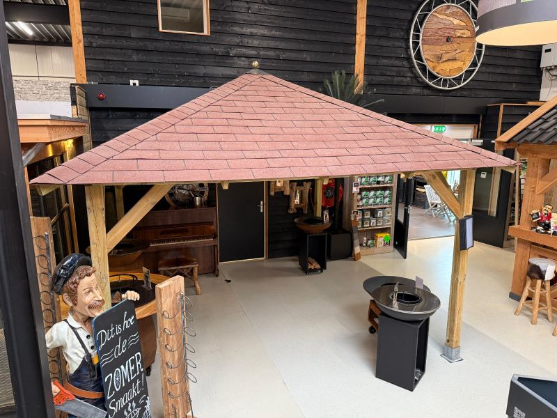 Tuindeco Classico prieel 430x430 cm vuren groen geïmpregneerd incl. rode dakshingles, paalvoethouders en afdekkap - Showmodel Numansdorp