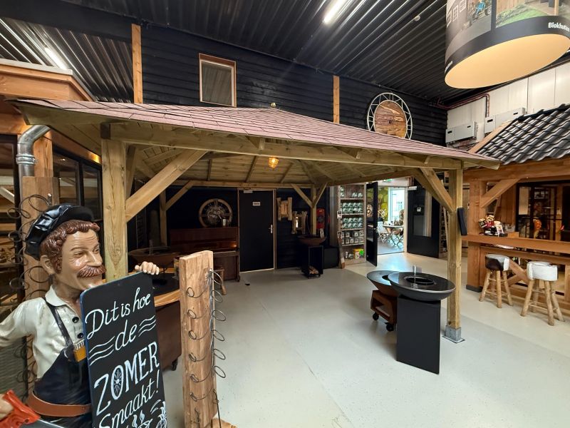 Tuindeco Classico prieel 430x430 cm vuren groen geïmpregneerd incl. rode dakshingles, paalvoethouders en afdekkap - Showmodel Numansdorp