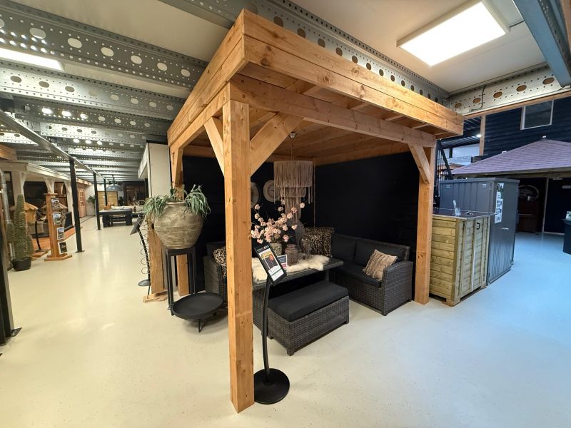 Overkapping 300x250 cm vuren Red Class Wood geïmpegneerd met gepotdekselde wanden - excl. dakbedekking - Showmodel Numansdorp