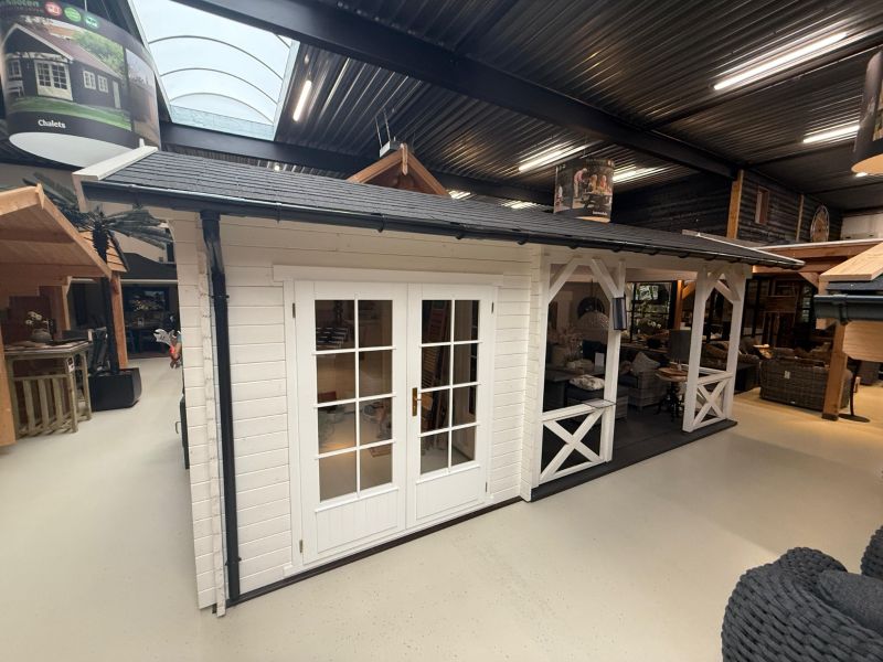 Interflex 6732 Blokhut 667x320 cm 40 mm vuren compleet wit gecoat incl. zwarte dakshingles, composiet funderingsbalken, antraciet vlonder en gootset - Showmodel Numansdorp
