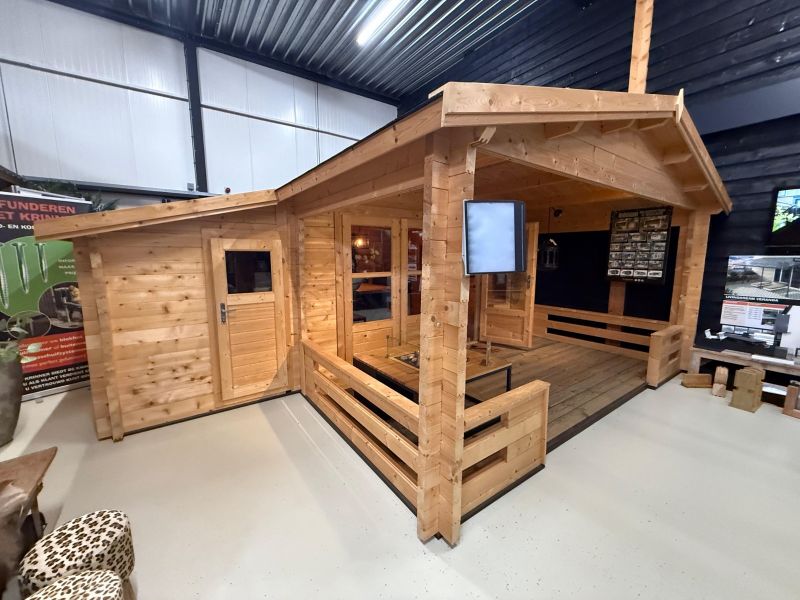 Tuindeco Manchester Blokhut 440x440 cm + overkapping 223 cm 58 mm vuren blank incl. dakshingles en vloer - Showmodel Numansdorp