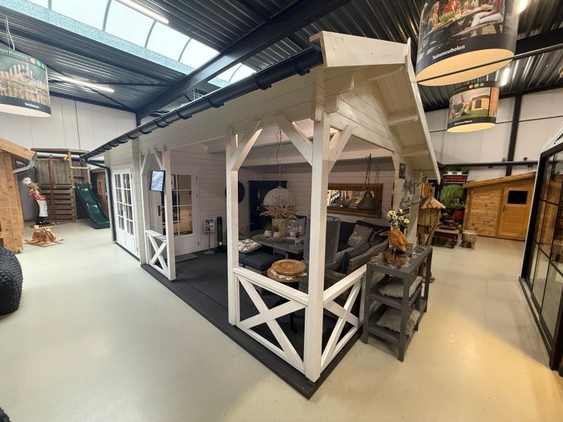 Interflex 6732 Blokhut 667x320 cm 40 mm vuren compleet wit gecoat incl. zwarte dakshingles, composiet funderingsbalken, antraciet vlonder en gootset - Showmodel Numansdorp