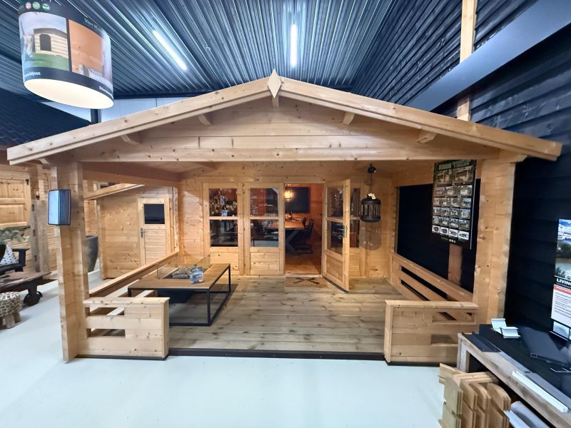 Tuindeco Manchester Blokhut 440x440 cm + overkapping 223 cm 58 mm vuren blank incl. dakshingles en vloer - Showmodel Numansdorp